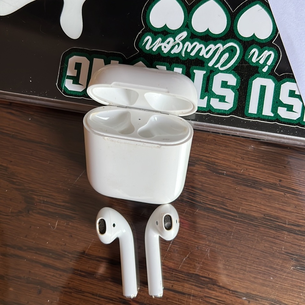Apple AirPods - Picture 4 of 8
